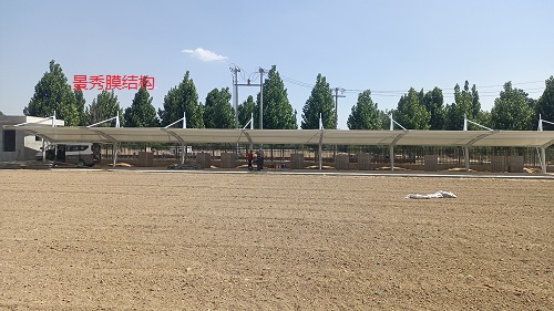膜結構車棚包工多少錢一平米？